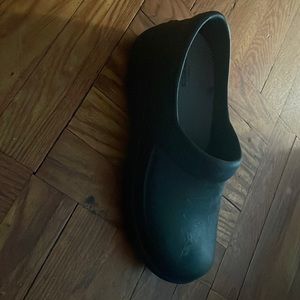 Black clogs / crocs